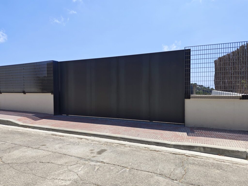 Valla perimetral vivienda de hierro